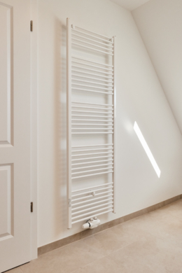 Badezimmer-Heizkörper - Hochwertige Dachgeschosswohnung mit Einbauküche und großem Tageslichtbad