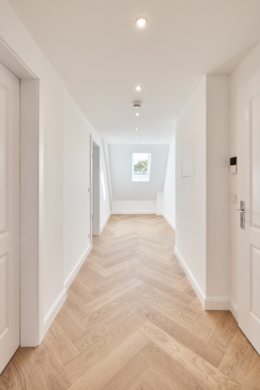 Flur - Hochwertige Dachgeschosswohnung mit Einbauküche und großem Tageslichtbad