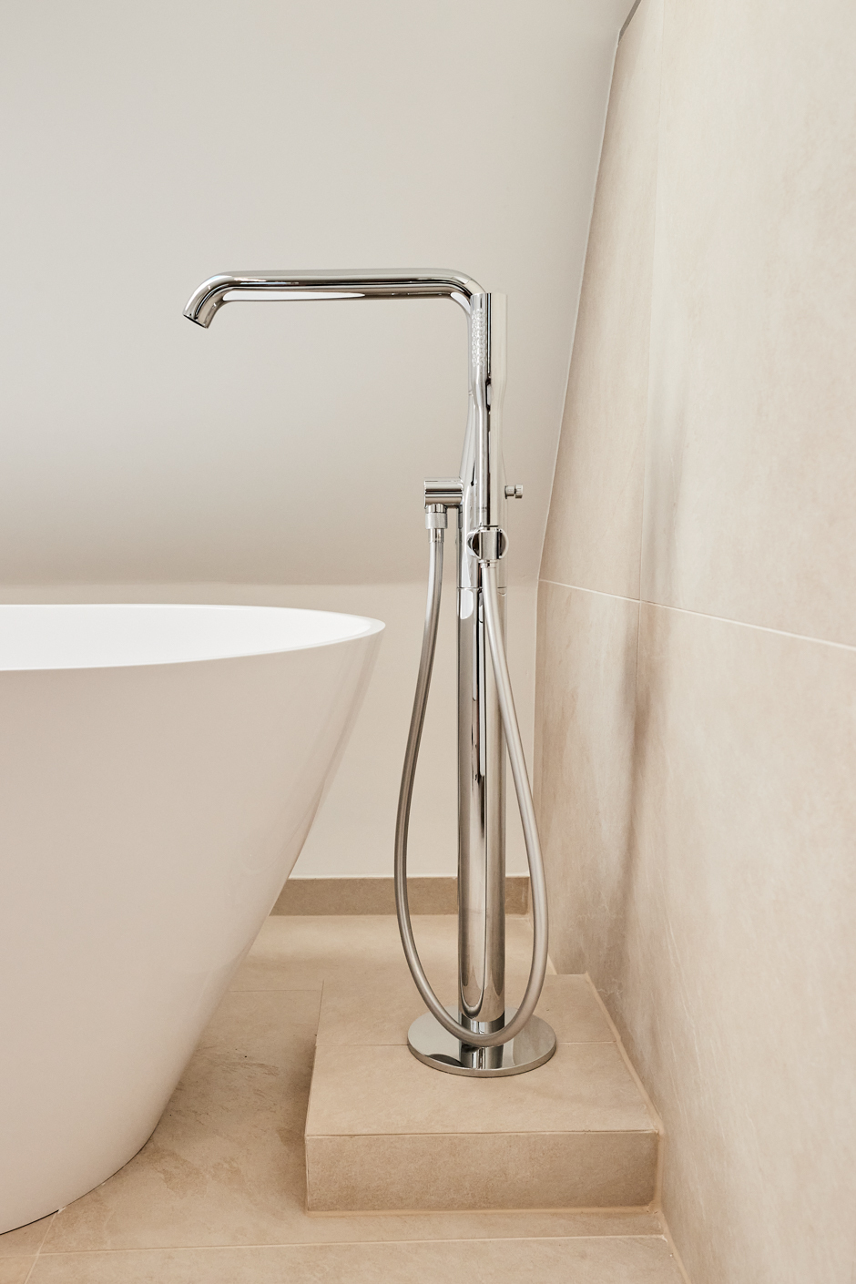 Badezimmer-Grohe_1 - Hochwertige Dachgeschosswohnung mit Einbauküche und großem Tageslichtbad