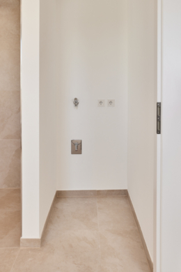 Badezimmer-Waschmaschinenanschluss - Hochwertige Dachgeschosswohnung mit Einbauküche und großem Tageslichtbad