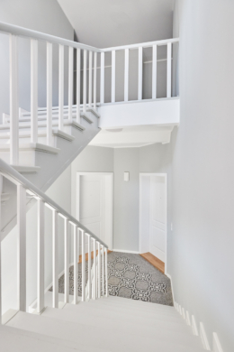 Treppenhaus-Podeste - Hochwertige Dachgeschosswohnung mit Einbauküche und großem Tageslichtbad