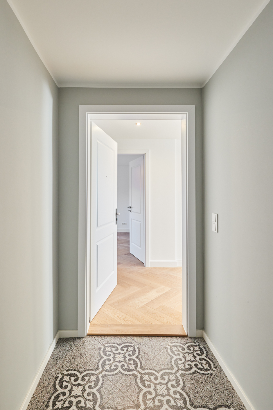 Zugang zur Wohnung _ - Hochwertige Dachgeschosswohnung mit Einbauküche und großem Tageslichtbad