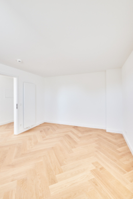 Schlafzimmer Blick zur Tür - Hochwertige Dachgeschosswohnung mit Einbauküche und großem Tageslichtbad