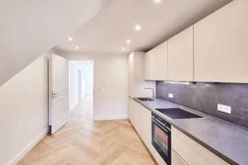 Küche mit Blick zur Tür - Hochwertige Dachgeschosswohnung mit Einbauküche und großem Tageslichtbad
