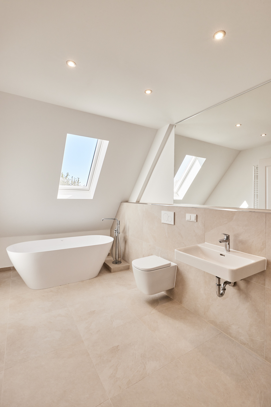 Badezimmer - Hochwertige Dachgeschosswohnung mit Einbauküche und großem Tageslichtbad