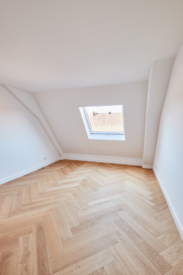 Wohnzimmer - Hochwertige Dachgeschosswohnung mit Einbauküche und großem Tageslichtbad