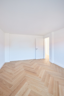 Wohnzimmer mit Blick zur Tür - Hochwertige Dachgeschosswohnung mit Einbauküche und großem Tageslichtbad