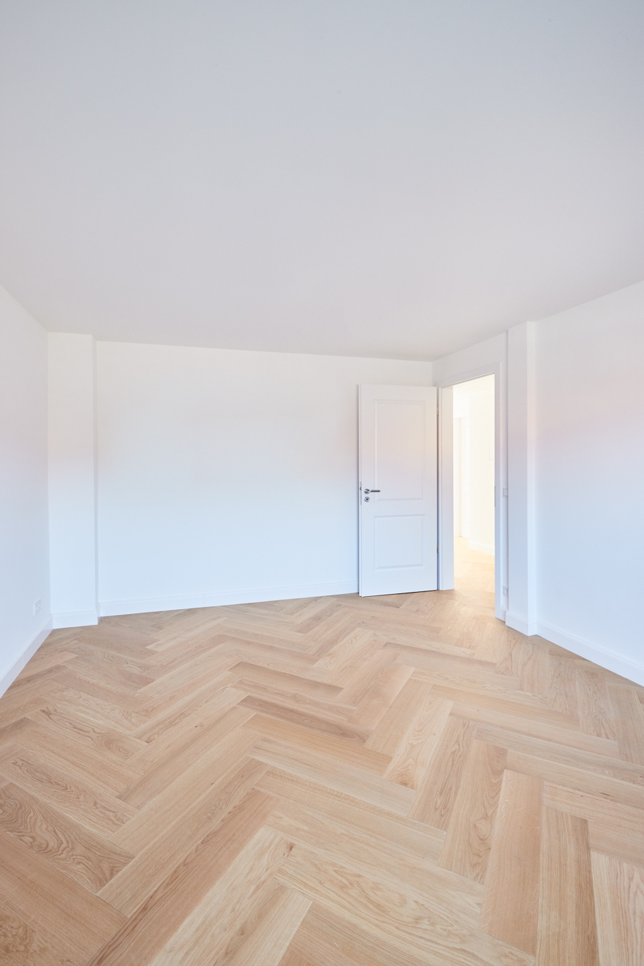 Wohnzimmer mit Blick zur Tür - Hochwertige Dachgeschosswohnung mit Einbauküche und großem Tageslichtbad