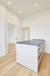Höchster Wohnkomfort - Kernsanierte 5-Zimmerwohnung mit Einbauküche in Hannover Linden - Kücheninsel