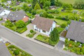 Familientraum mit großem Garten – Viel Platz, viele Möglichkeiten mit Einliegerwohnung - Seitlicher Blick Straßenseitig