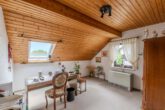Familientraum mit großem Garten – Viel Platz, viele Möglichkeiten mit Einliegerwohnung - Dachgeschoss Zimmer 1