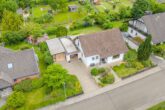 Familientraum mit großem Garten – Viel Platz, viele Möglichkeiten mit Einliegerwohnung - Blick Straßenseitig