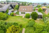 Familientraum mit großem Garten – Viel Platz, viele Möglichkeiten mit Einliegerwohnung - Blick auf das Grundstück_