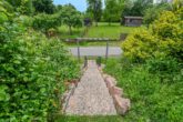 Familientraum mit großem Garten – Viel Platz, viele Möglichkeiten mit Einliegerwohnung - Treppe hiter dem Haus