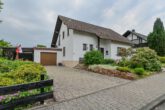 Familientraum mit großem Garten – Viel Platz, viele Möglichkeiten mit Einliegerwohnung - Auffachrt zur Garage und Carport