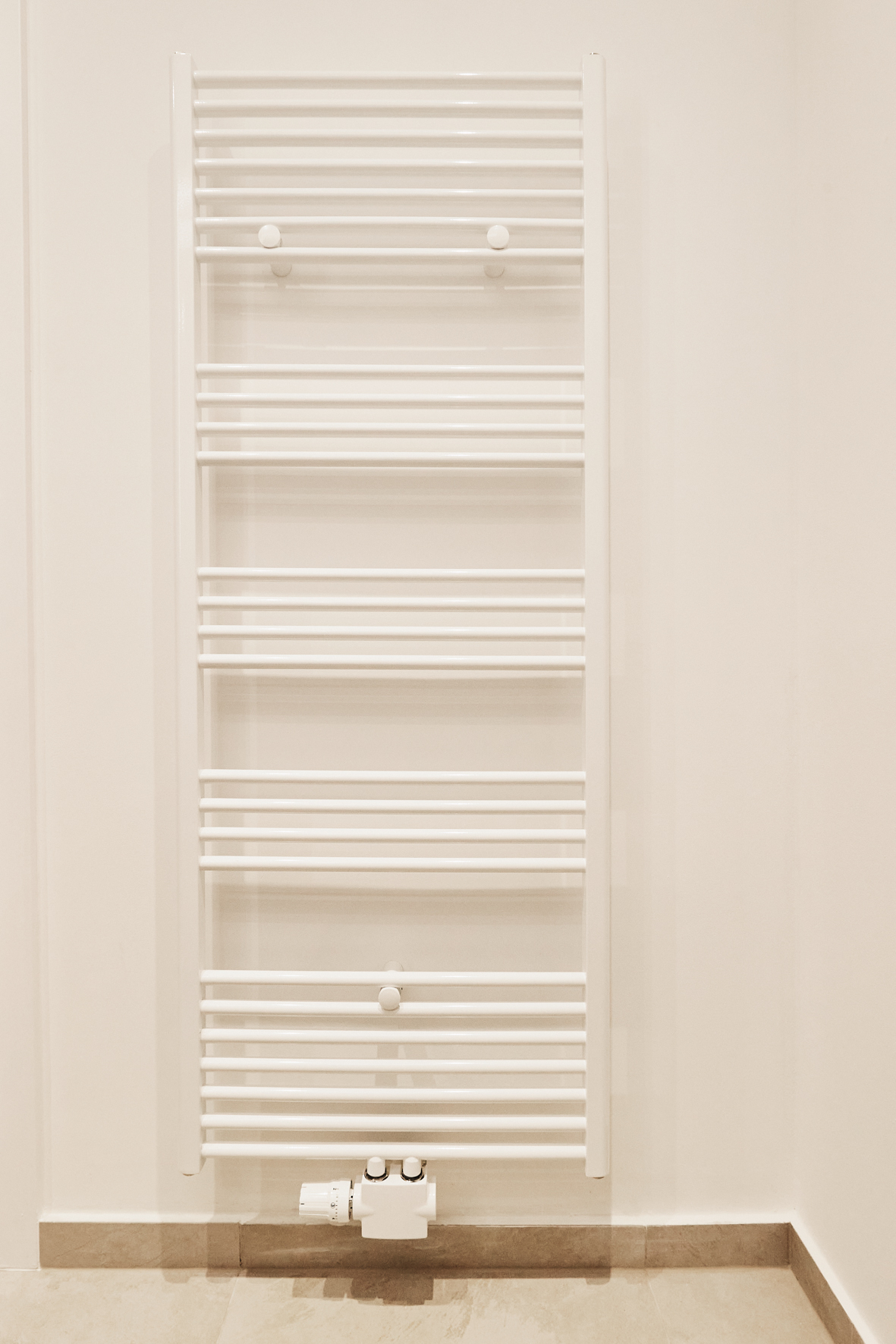 Badezimmer_Detail_1 - Erstklassige 2-Zimmerwohnung mit Balkon und Einbauküche in Bestlage Hannover