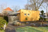 Familien aufgepasst - Architektur trifft auf höchsten Komfort mit Saunahaus und Whirlpool - Garage mit überdachtem Müllplatz