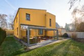 Familien aufgepasst - Architektur trifft auf höchsten Komfort mit Saunahaus und Whirlpool - Rückseite Sommergarten