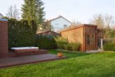 Familien aufgepasst - Architektur trifft auf höchsten Komfort mit Saunahaus und Whirlpool - Blick zum Gartenhäuschen