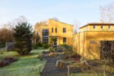 Familien aufgepasst - Architektur trifft auf höchsten Komfort mit Saunahaus und Whirlpool - Hausansicht mit Vorgarten