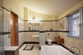 Familien aufgepasst - Architektur trifft auf höchsten Komfort mit Saunahaus und Whirlpool - Badezimmer Obergeschoss