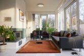 Familien aufgepasst - Architektur trifft auf höchsten Komfort mit Saunahaus und Whirlpool - Wohnbereich mit Terrasse