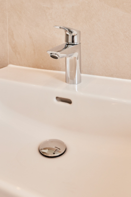 Badezimmer-Detail Grohe - **verkauft**Dachgeschosswohnung mit Einbauküche und großem Tageslichtbad mit Badewanne und Dusche