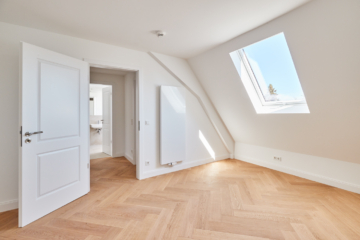 Schlafzimmer-Traumhaft - **verkauft**Dachgeschosswohnung mit Einbauküche und großem Tageslichtbad mit Badewanne und Dusche