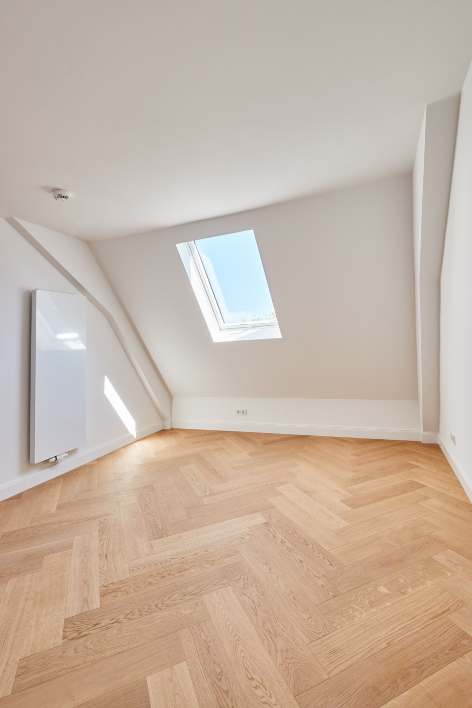 Schlafzimmer - **verkauft**Dachgeschosswohnung mit Einbauküche und großem Tageslichtbad mit Badewanne und Dusche