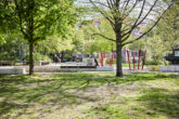 **verkauft**Dachgeschosswohnung mit Einbauküche und großem Tageslichtbad mit Badewanne und Dusche - Spielplatz_2