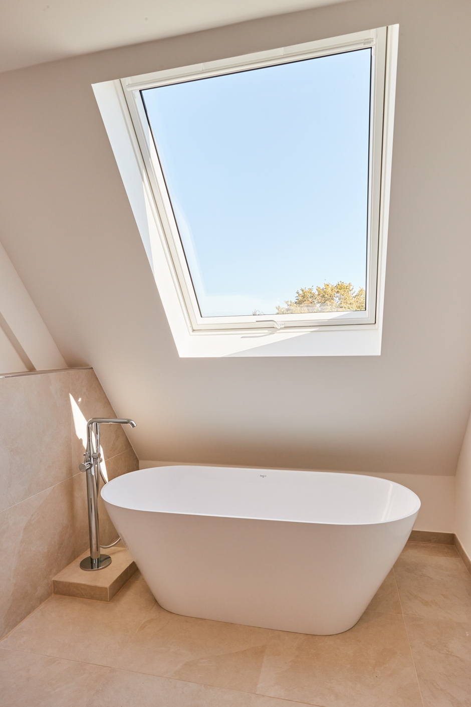 Badezimmer-Badewanne - **verkauft**Dachgeschosswohnung mit Einbauküche und großem Tageslichtbad mit Badewanne und Dusche