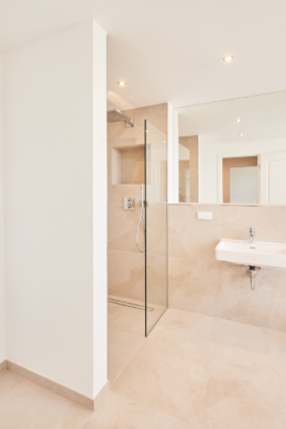 Badezimmer-Walk-In Dusche - **verkauft**Dachgeschosswohnung mit Einbauküche und großem Tageslichtbad mit Badewanne und Dusche