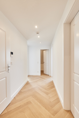 Flur-Blick zu den Zimmern - **verkauft**Dachgeschosswohnung mit Einbauküche und großem Tageslichtbad mit Badewanne und Dusche