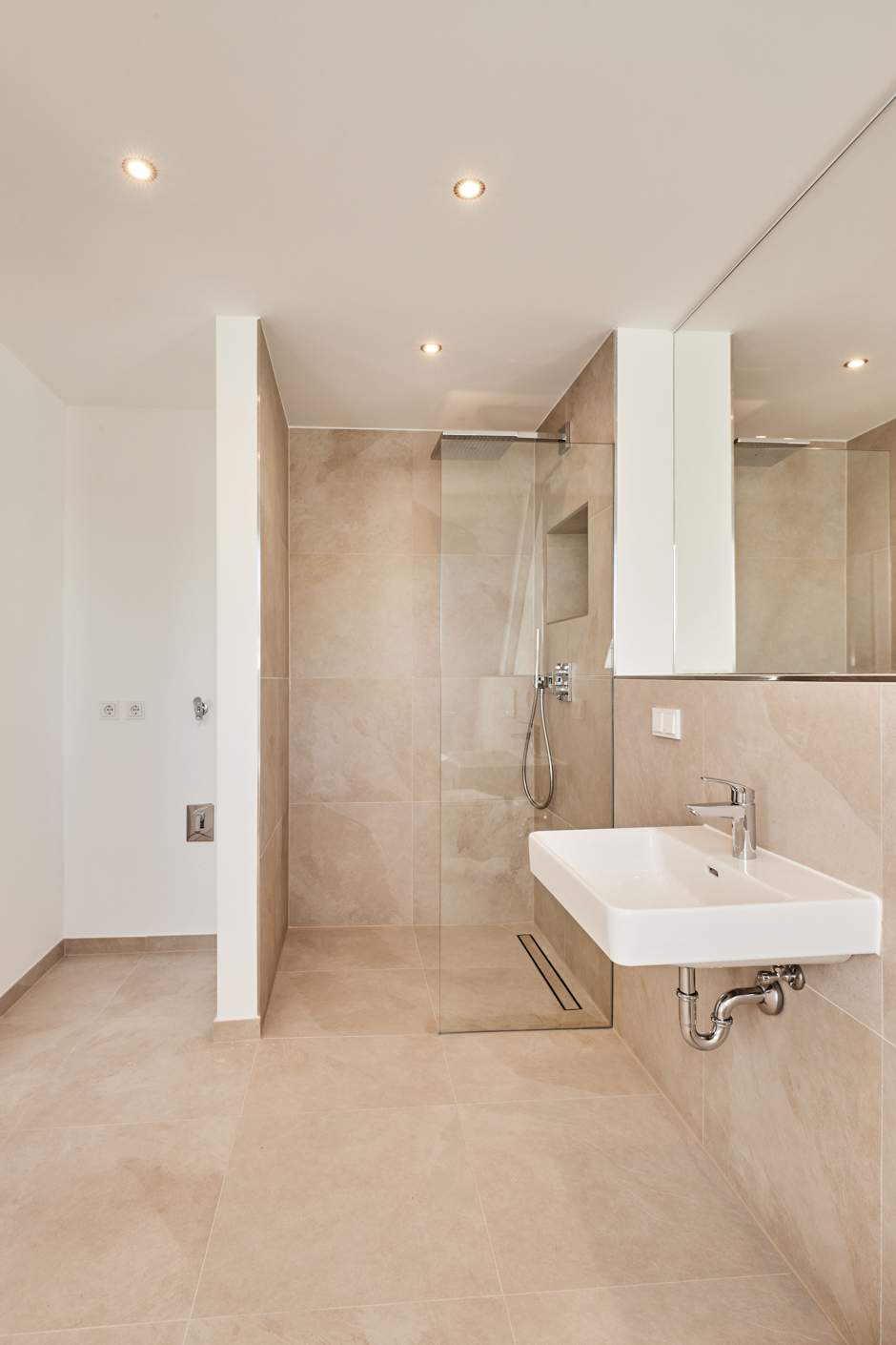 Badezimmer - **verkauft**Dachgeschosswohnung mit Einbauküche und großem Tageslichtbad mit Badewanne und Dusche