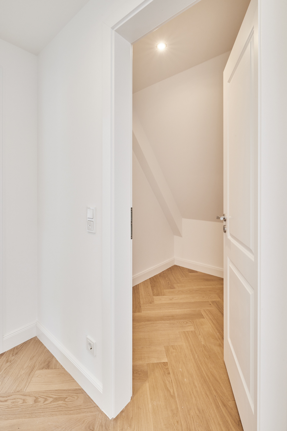 Abstellkammer_2 - **verkauft**Dachgeschosswohnung mit Einbauküche und großem Tageslichtbad mit Badewanne und Dusche