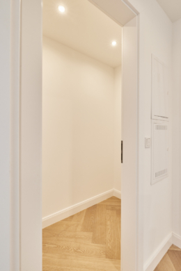 Abstellraum - **verkauft**Dachgeschosswohnung mit Einbauküche und großem Tageslichtbad mit Badewanne und Dusche