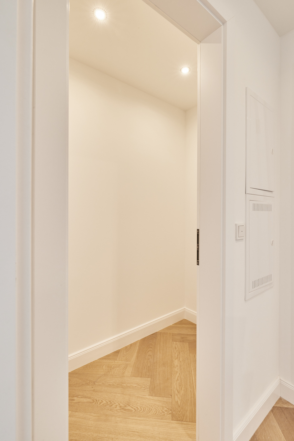 Abstellraum - **verkauft**Dachgeschosswohnung mit Einbauküche und großem Tageslichtbad mit Badewanne und Dusche