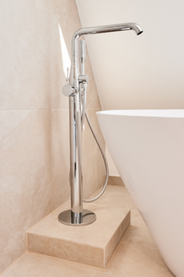 Badezimmer-Detail_Grohe - **verkauft**Dachgeschosswohnung mit Einbauküche und großem Tageslichtbad mit Badewanne und Dusche