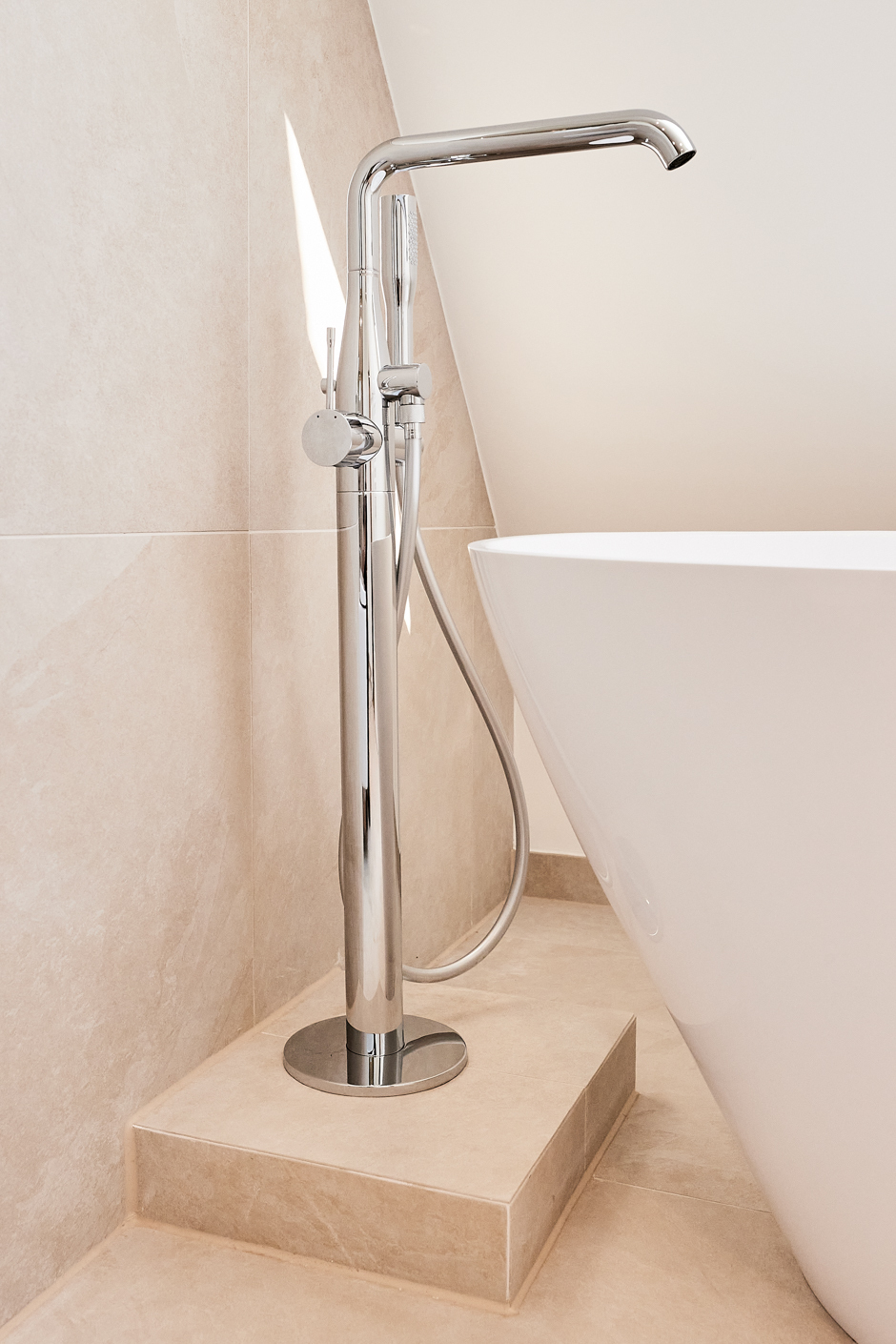 Badezimmer-Detail_Grohe - **verkauft**Dachgeschosswohnung mit Einbauküche und großem Tageslichtbad mit Badewanne und Dusche