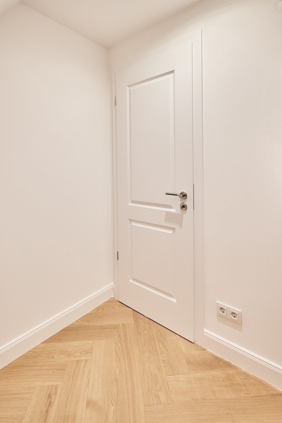 Detail-Tür - **verkauft**Dachgeschosswohnung mit Einbauküche und großem Tageslichtbad mit Badewanne und Dusche