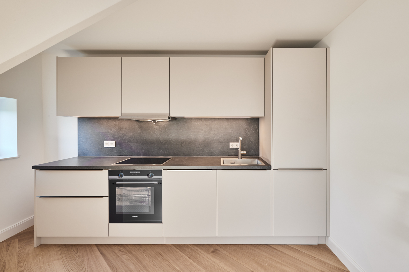 Küche - **verkauft**Dachgeschosswohnung mit Einbauküche und großem Tageslichtbad mit Badewanne und Dusche