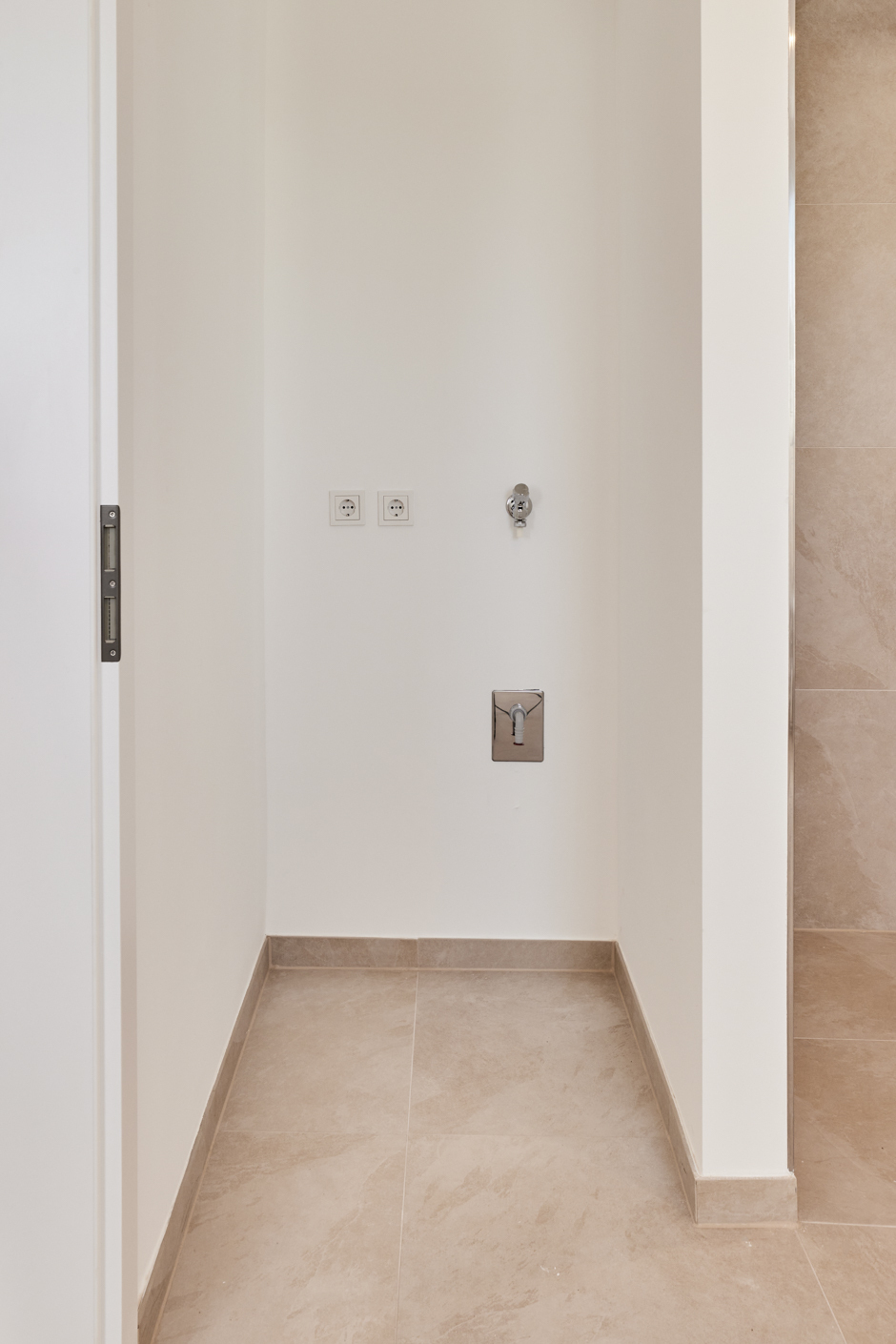 Badezimmer-Waschmaschinen-Anschluss - **verkauft**Dachgeschosswohnung mit Einbauküche und großem Tageslichtbad mit Badewanne und Dusche