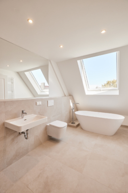 Badezimmer-Wanner - **verkauft**Dachgeschosswohnung mit Einbauküche und großem Tageslichtbad mit Badewanne und Dusche