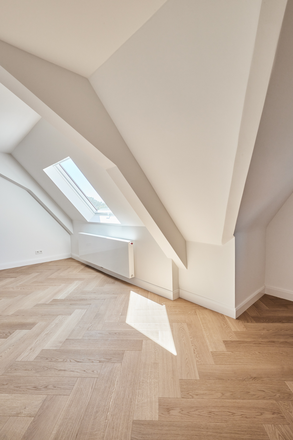 Blickwinkel im Dachgeschoss - **verkauft**Dachgeschosswohnung mit Einbauküche und großem Tageslichtbad mit Badewanne und Dusche