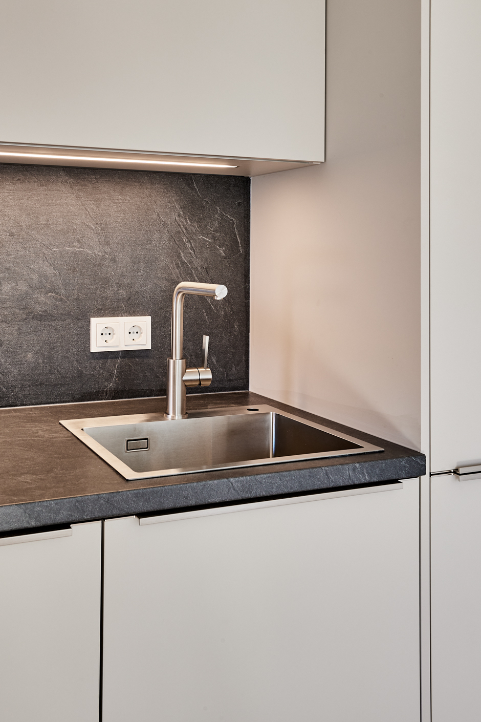 Küche-Details - **verkauft**Dachgeschosswohnung mit Einbauküche und großem Tageslichtbad mit Badewanne und Dusche