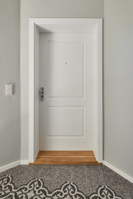 Treppenhaus-Zugang zu den Wohnungen - **verkauft**Dachgeschosswohnung mit Einbauküche und großem Tageslichtbad mit Badewanne und Dusche