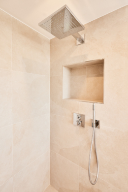 Badezimmer-Rainshower - **verkauft**Dachgeschosswohnung mit Einbauküche und großem Tageslichtbad mit Badewanne und Dusche