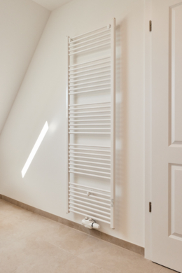 Badezimmer Handtuchheizkörper - **verkauft**Dachgeschosswohnung mit Einbauküche und großem Tageslichtbad mit Badewanne und Dusche