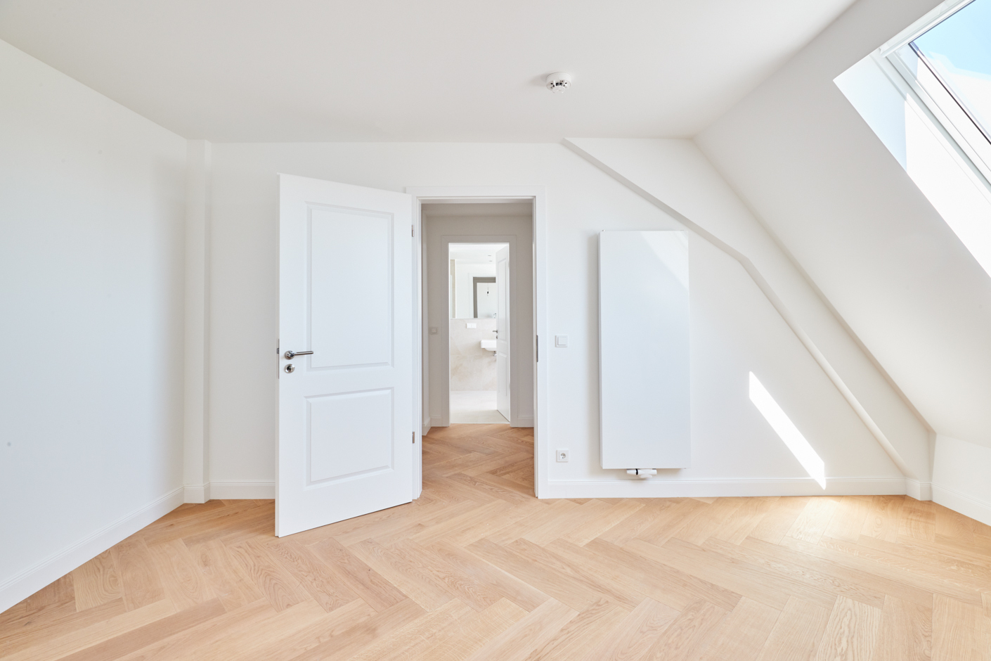 Schlafzimmer-Blick - **verkauft**Dachgeschosswohnung mit Einbauküche und großem Tageslichtbad mit Badewanne und Dusche