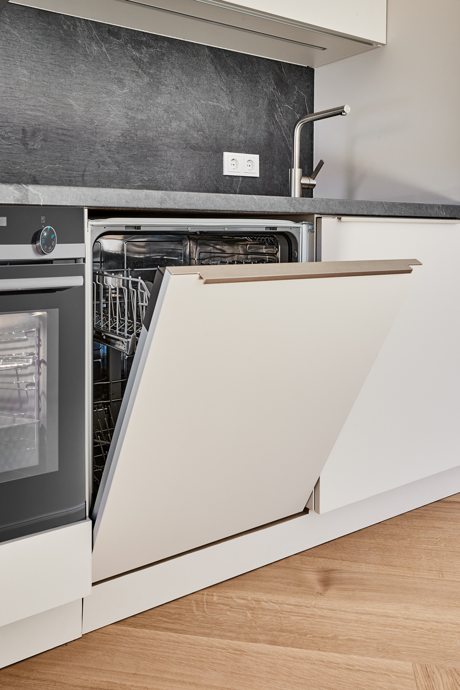 Küche-Details- - **verkauft**Dachgeschosswohnung mit Einbauküche und großem Tageslichtbad mit Badewanne und Dusche